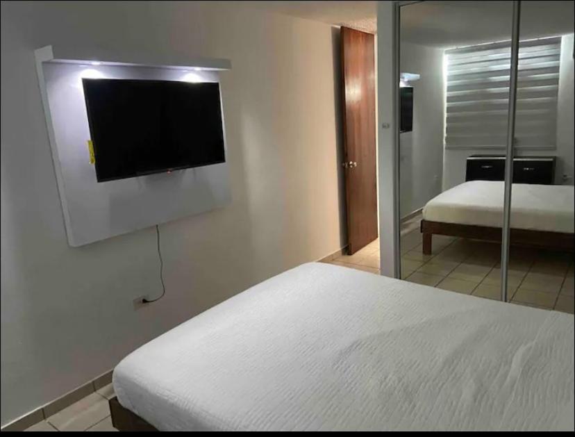Private Apartment Near Sju Solar Battery Carolina Buitenkant foto